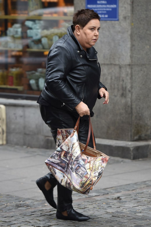  Powabna Dorota Wellman w obcisłej skórze pędzi na zakupy. PAPARAZZI 