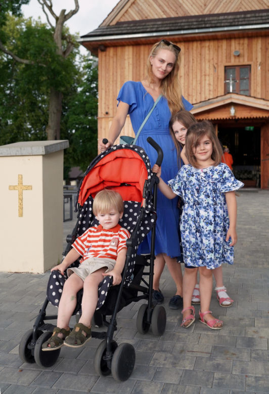 Pani Ewelina wierzy w cudowne uzdrowienie w niewielkim kościółku
