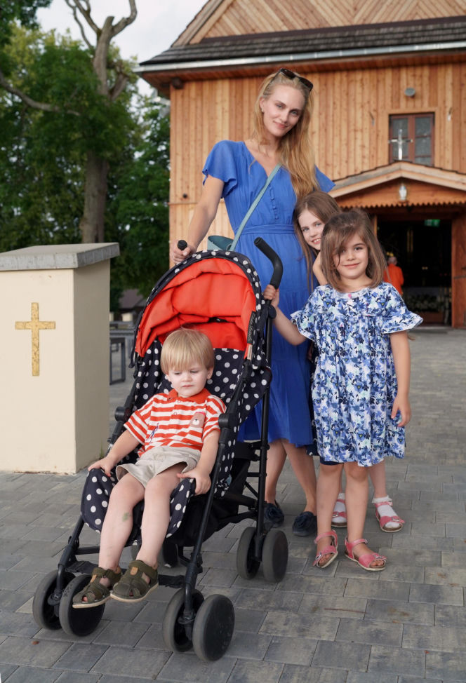 Pani Ewelina wierzy w cudowne uzdrowienie w niewielkim kościółku