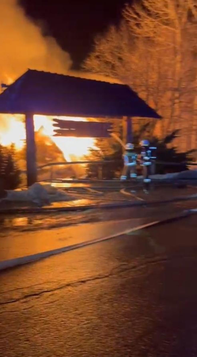 Dramat na weselu. 100 osób uciekało z płonącej karczmy. Ogień objął cały budynek