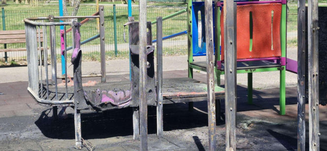 8-latek podpalił plac zabaw przy ul. Wyszyńskiego w Toruniu