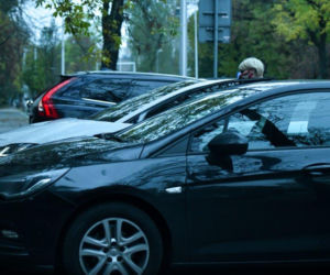 Wystrojona Kożuchowska rozmawia w masce przez telefon