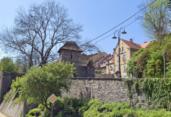 To jedno z najpiękniejszych miast na Dolnym Śląsku. Leży na skale i zachwyca widokami!