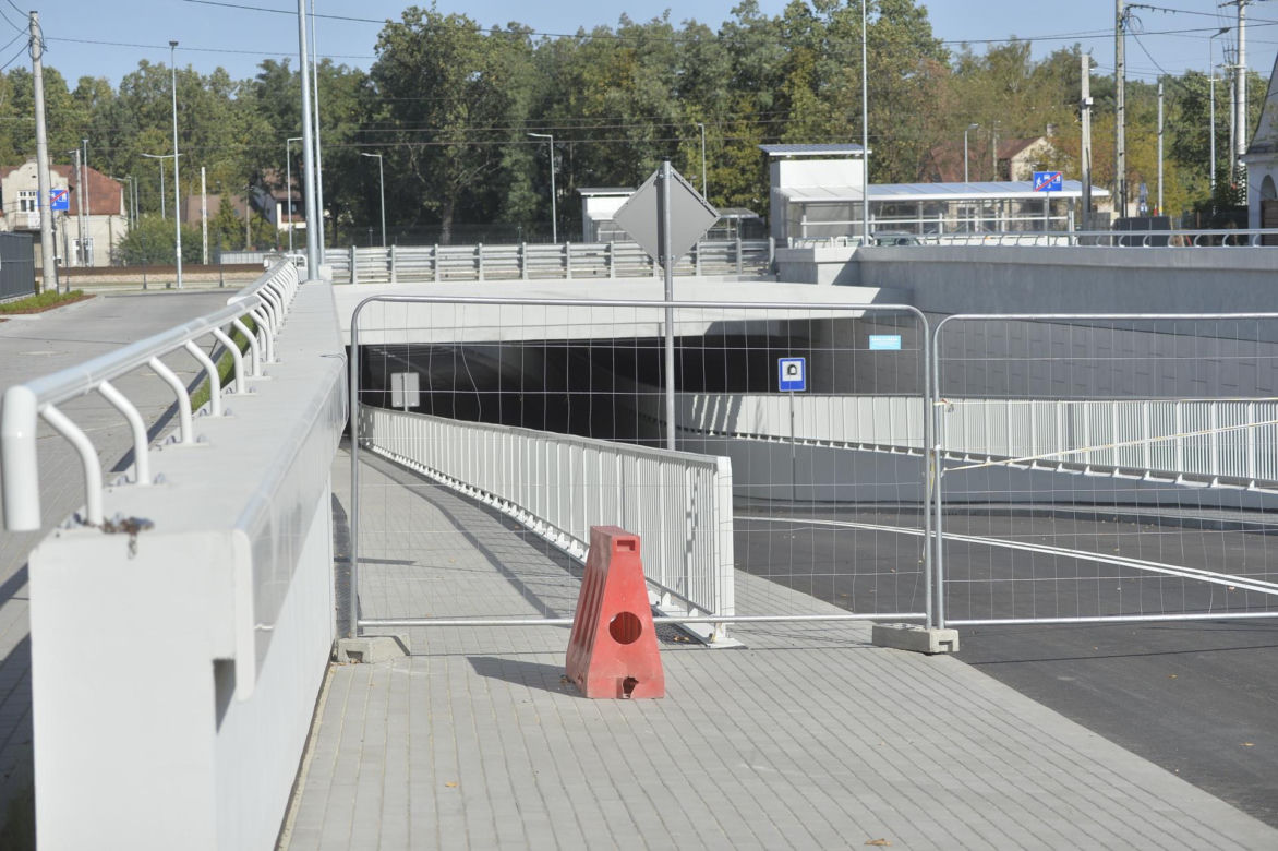 Mieli otwierać tunel w Sulejówku, wyszła klapa. Drogowcy będą musieli zrywać nowy asfalt	