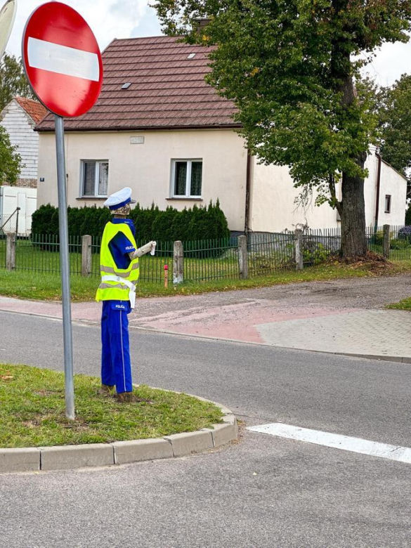 Policjant "drewniak" pilnuje porządku przy drodze na Mazurach. Sprawa trafiła na policję