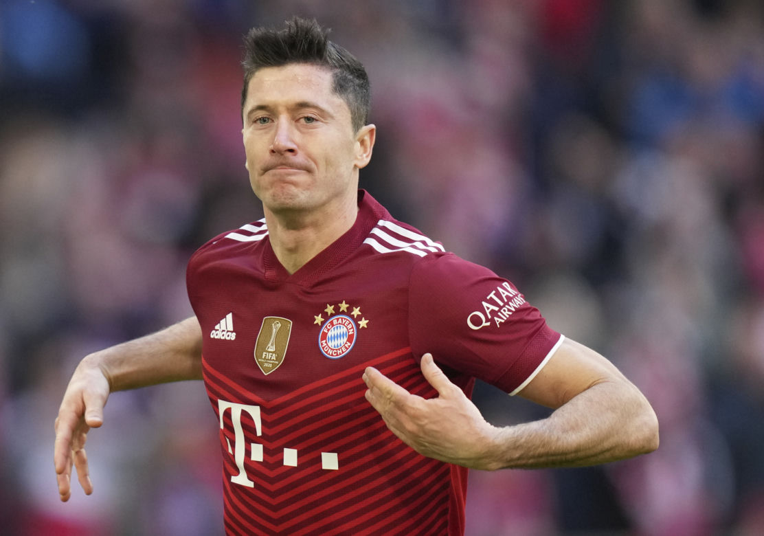 Robert Lewandowski na spacerze z rodziną