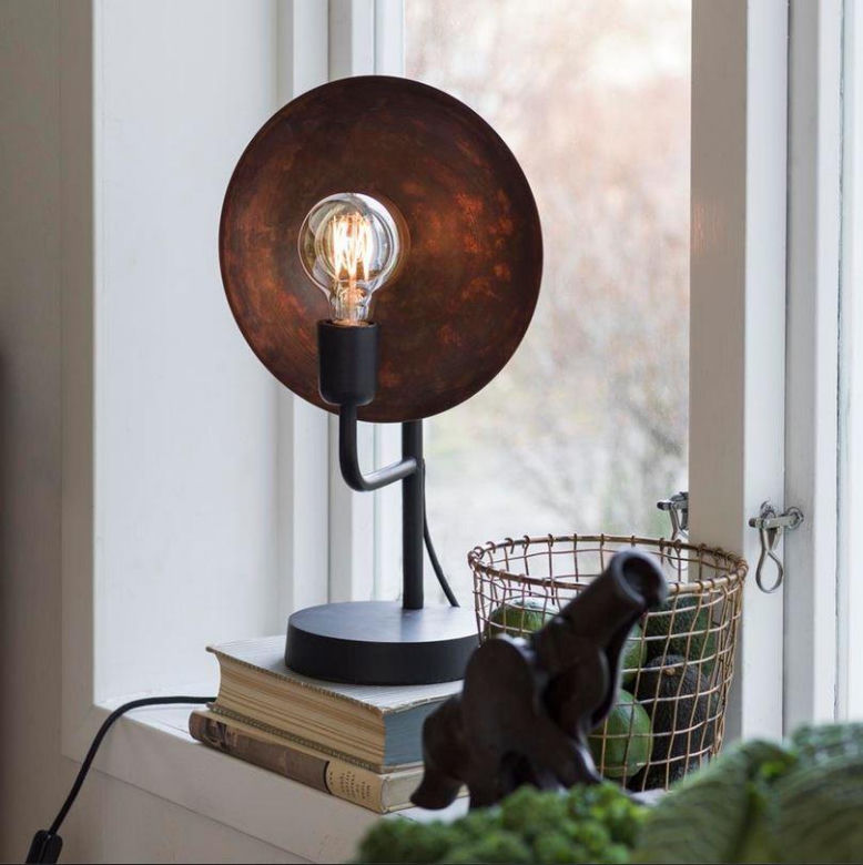 Industrialna lampa z odsłoniętą żarówką