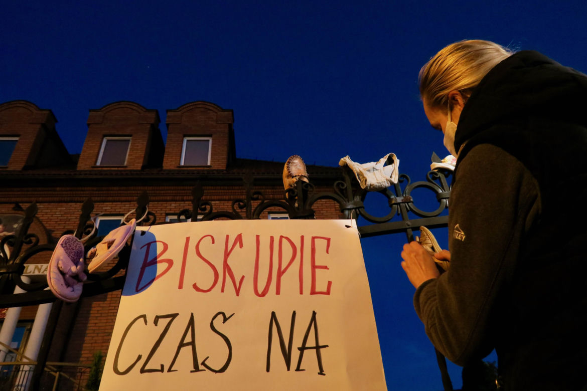 Manifestacja przed kaliską kurią diecezjalną. Kaliszanie oburzeni zachowaniem biskupa Janiaka