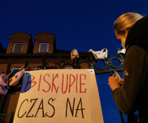 Manifestacja przed kaliską kurią diecezjalną. Kaliszanie oburzeni zachowaniem biskupa Janiaka