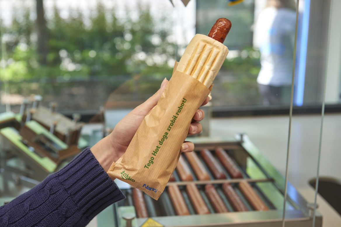 Robot robi hot-dogi w Żabce
