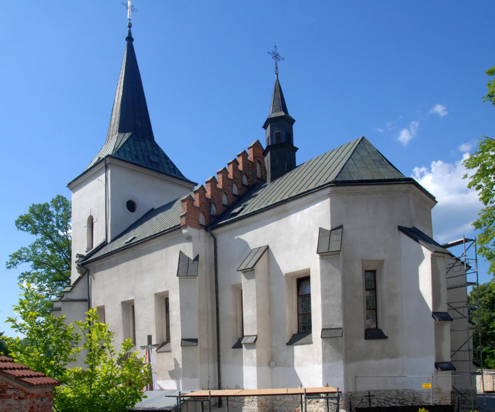 Gotycki kościół Wszystkich Świętych w Bobowej na tle błękitnego nieba. O zabytkach miasta przeczytasz na Eska Kraków.