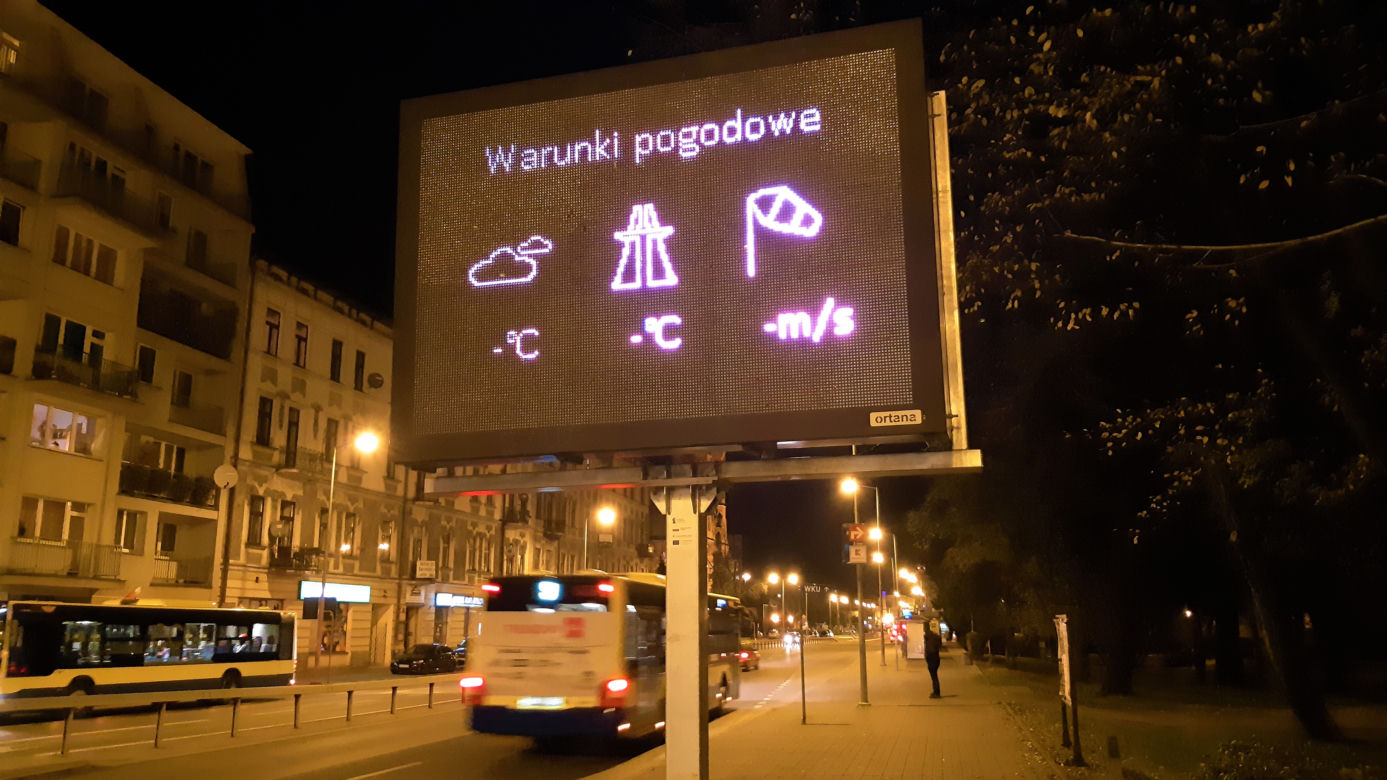 Przydrożne tablice pokazują utrudnienia, wolne parkingi i pogodę
