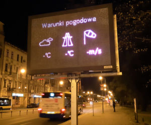 Przydrożne tablice pokazują utrudnienia, wolne parkingi i pogodę