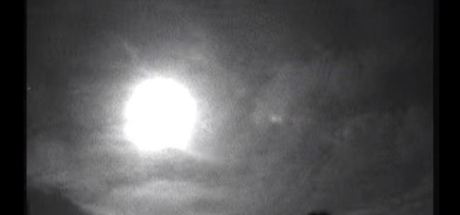 UFO nad Europą? Świecące kule na niebie [VIDEO] 