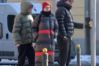 Tomasz Karolak  i Viola Kołakowska na spacerze