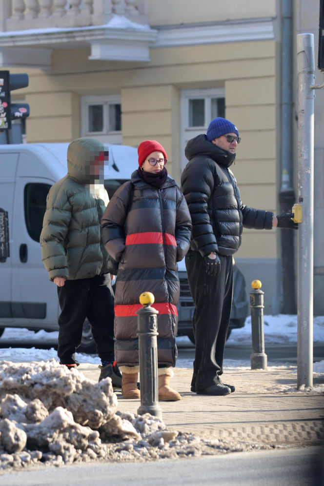 Tomasz Karolak  i Viola Kołakowska na spacerze