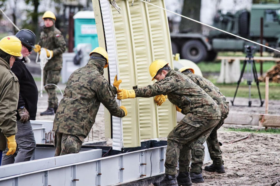 Wojsko Polskie stawia na Ultimate Building Machine. Błyskawiczna budowa hangarów i magazynów staje się faktem