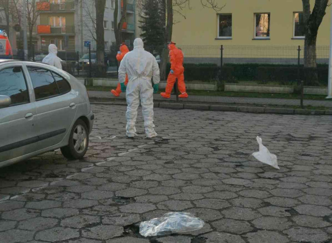 Mężczyzna sam wyszedł ze szpitala. Był w grupie RYZYKA! Policjanci ruszyli w pościg