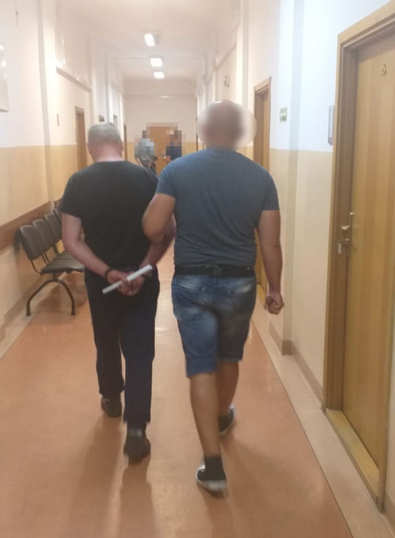 Wpadł gang złodziei samochodów. Właśnie demontowali elektryczne BMW