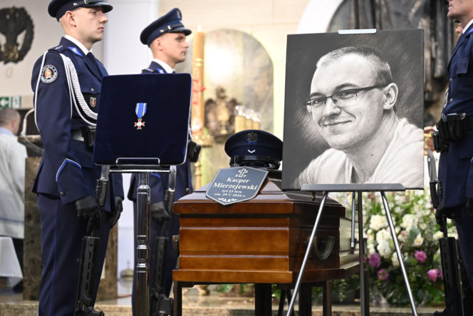 Tłumy pożegnały 23-letniego policjanta. Kacper zginął w tragicznym wypadku w Piasecznie