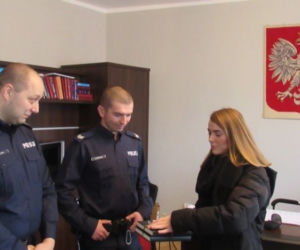 Policjanci uratowali 39-latka, który utknął w płonącym samochodzie 