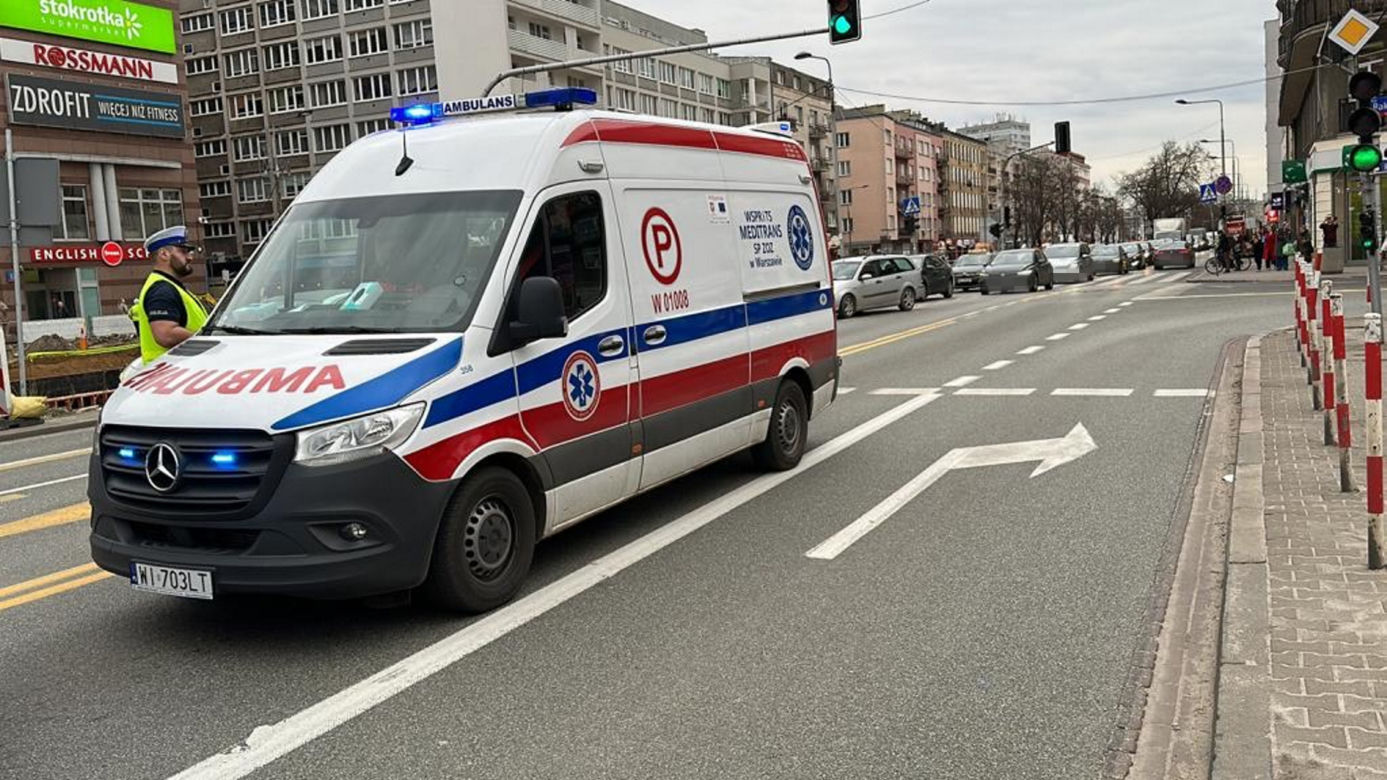 Zderzenie czterech aut na Mokotowie. Toyota wylądowała na dachu!