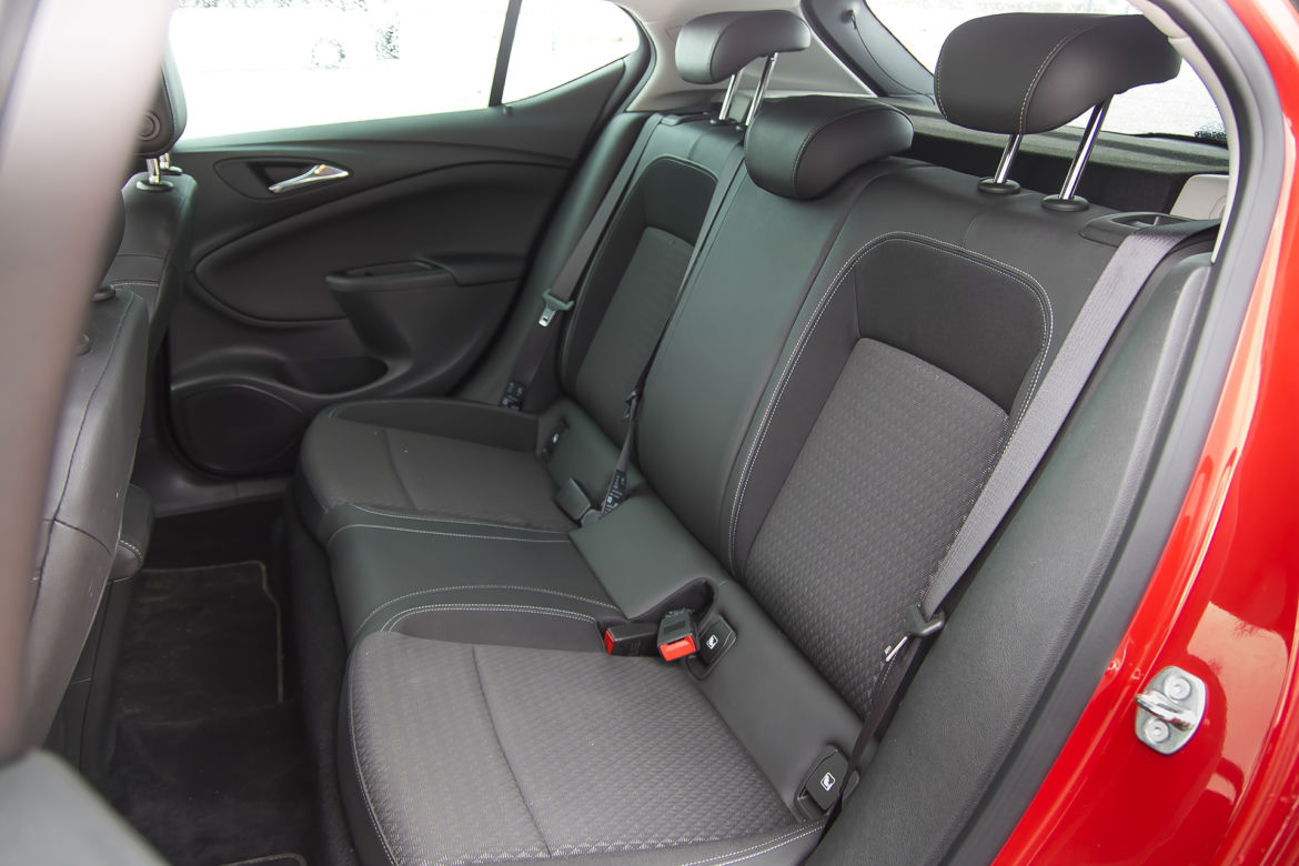 Opel Astra 1.6 Turbo 200 KM M6 Elite