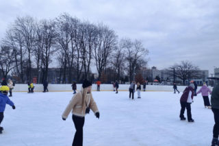 Lodowiska w Krakowie już otwarte. Sprawdź ceny i lokalizacje na ferie świąteczne