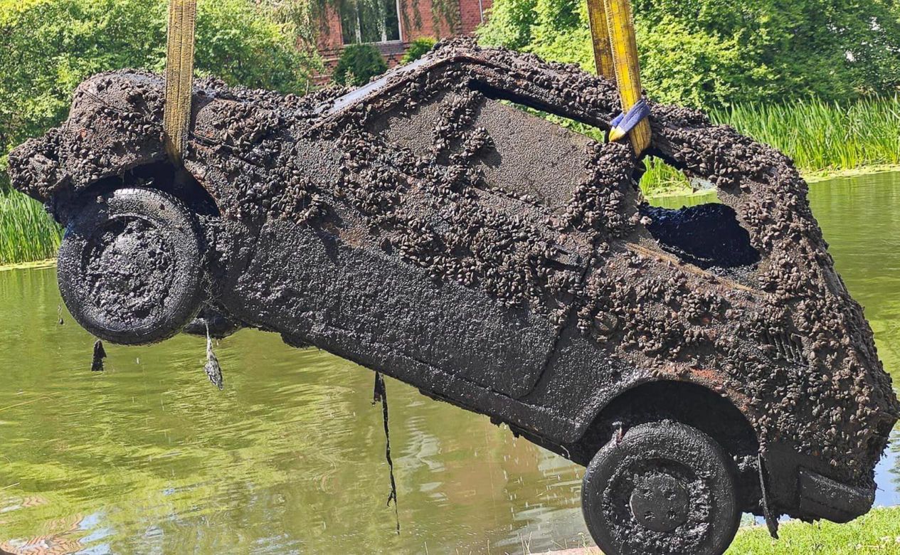 Mieszkaniec Elbląga odzyskał fiata seicento po 15 latach! Auto było zatopione w rzece [ZDJĘCIA]. 