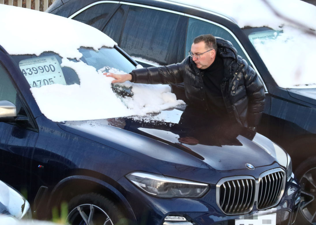 Czesław Michniewicza przegląda szalenie drogie auta. Został przyłapany w wielkiej furze, ale zakupy musi taszczyć