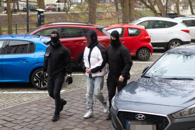 Zabił kolegę, poćwiartował i wyniósł w walizce. Szczątki zakopał w parku miejskim. Biegli nie mają wątpliwości