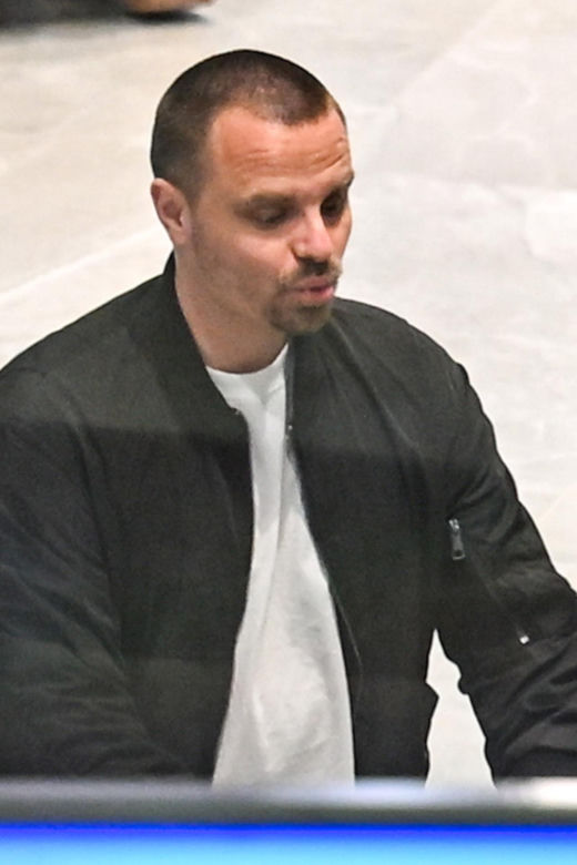 Marcin Hakiel. Bawi, karmi, wychowuje.