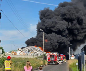 Gigantyczny pożar na Śląsku. Niebo nad miastem czarne od dymu. Jest apel