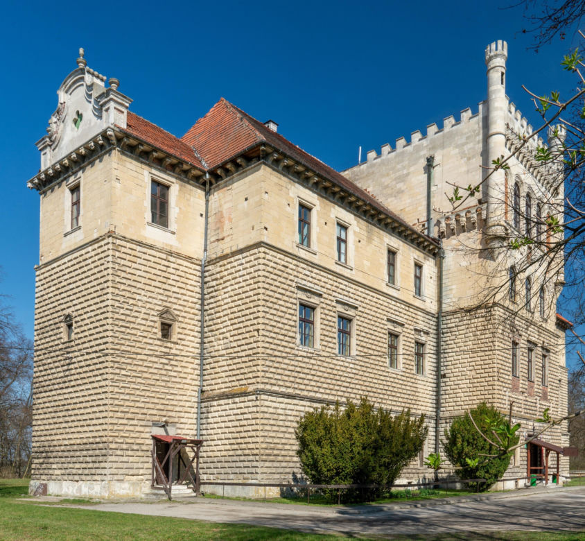 To miasto w województwie małopolskim, w którym mieszka mniej osób niż na wsiach. Leży blisko Krakowa