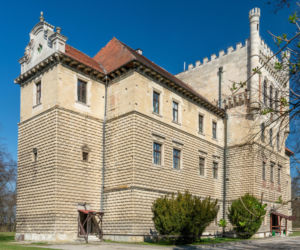 To miasto w województwie małopolskim, w którym mieszka mniej osób niż na wsiach. Leży blisko Krakowa