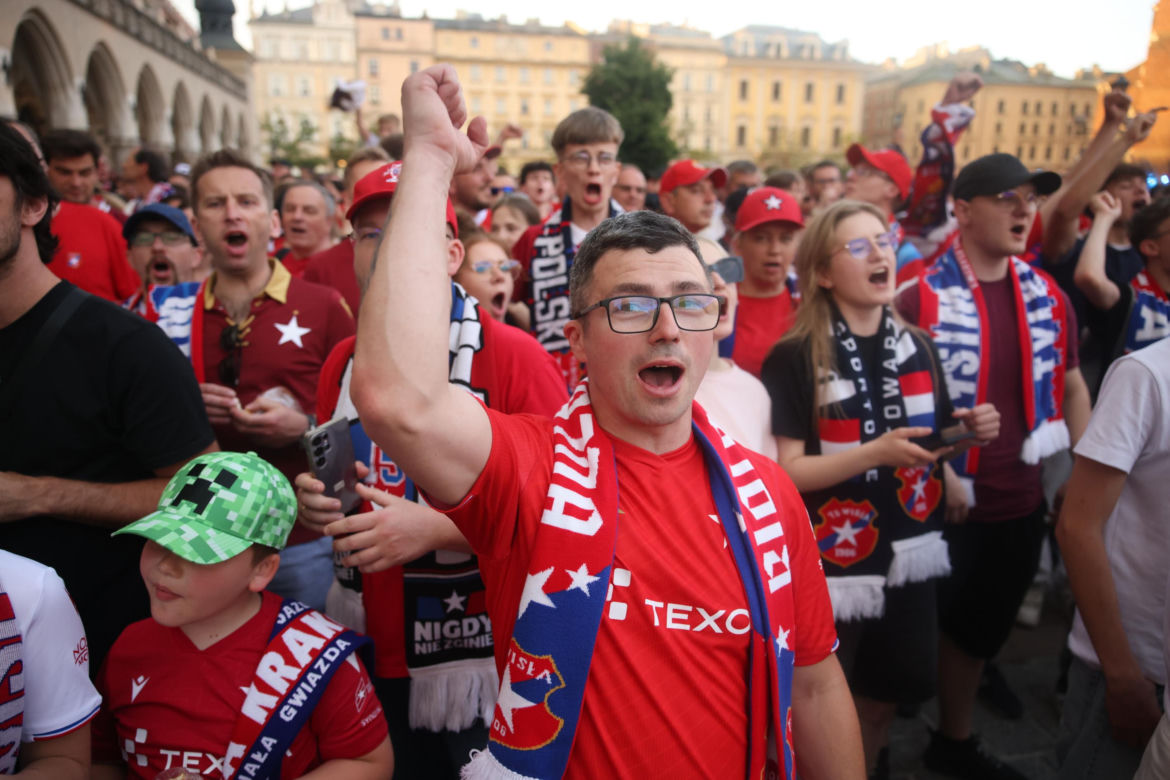 Dramat podczas fety Wisły Kraków. 11-latka trafiona petardą trafiła do szpitala