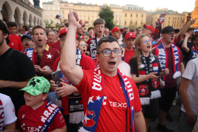 Dramat podczas fety Wisły Kraków. 11-latka trafiona petardą trafiła do szpitala