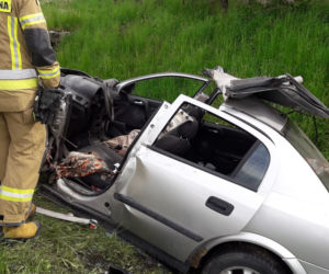 Koszmarny wypadek w Łososinie Dolnej. Strażacy rozcinali zmasakrowanego opla
