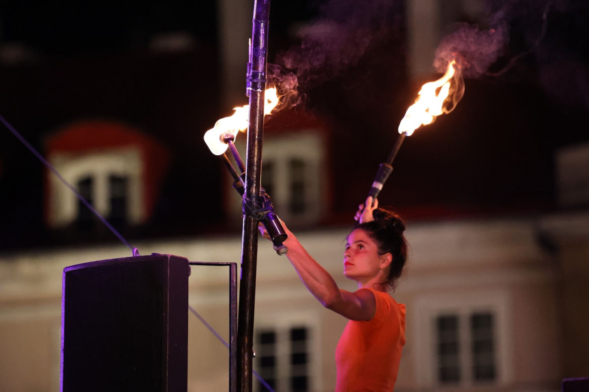 Widowisko „Arret d’Urgence” w wykonaniu grupy Akoreacro podczas Carnavalu Sztukmistrzów 2023
