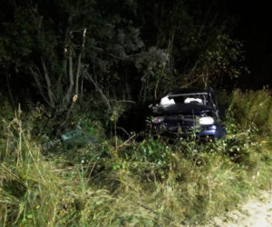Podegrodzie. Golf dachował w przydrożnych zaroślach. Jedna osoba w szpitalu