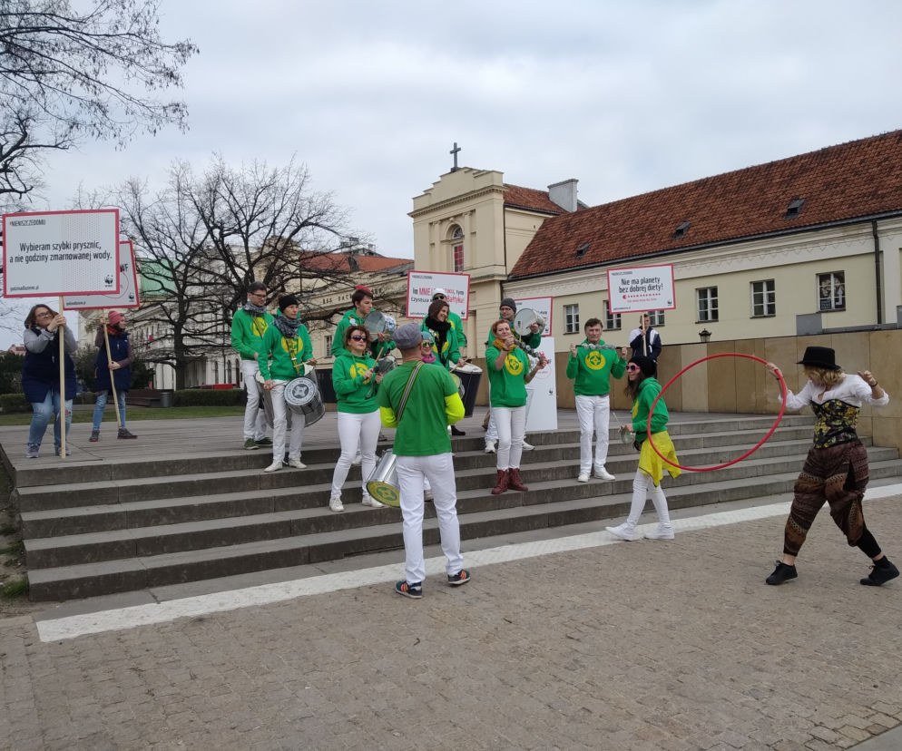 Wszędzie ciemność. Stolica na godzinę zgasiła światła. Wcześniej - głos zabrali warszawiacy