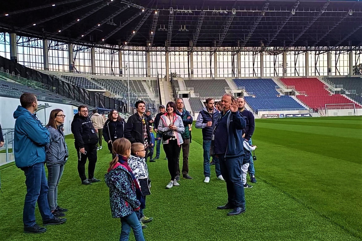 Spacery po nowym szczecińskim stadionie przyciągnęły wielu chętnych