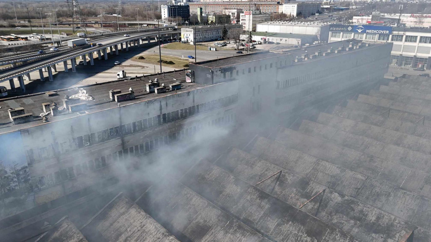 Płonie duża hala w Warszawie! Kolejny pożar w stolicy. Na miejscu wszystkie służby	