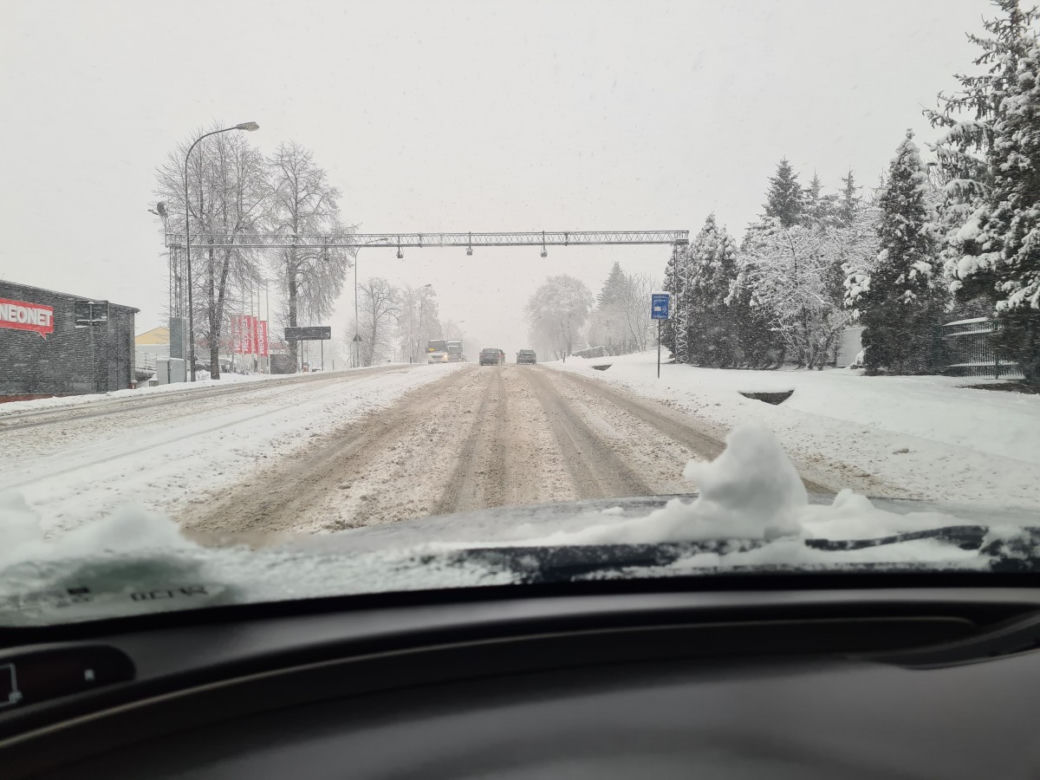 Opady śniegu PARALIŻUJĄ drogi. DRAMAT na drogach Podkarpacia [ZDJĘCIA INTERNAUTÓW]