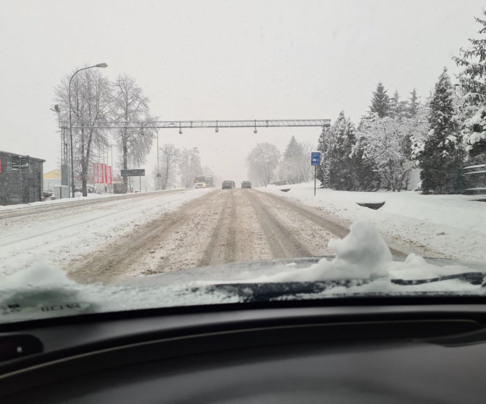 Opady śniegu PARALIŻUJĄ drogi. DRAMAT na drogach Podkarpacia [ZDJĘCIA INTERNAUTÓW]