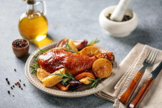 Jak upiec udka z kurczaka, żeby były soczyste? Poznaj najlepsze triki!