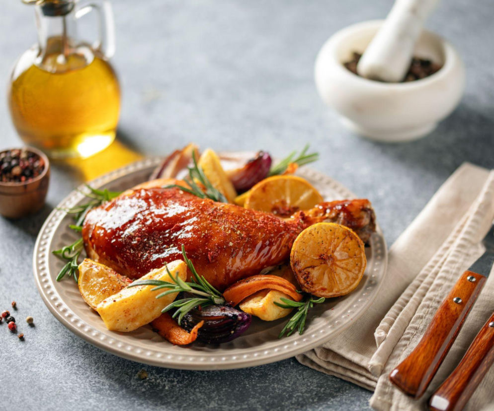 Jak upiec udka z kurczaka, żeby były soczyste? Poznaj najlepsze triki!