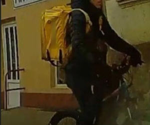 Potrącił matkę z trzymiesięcznymi bliźniaczkami i uciekł! Policja szuka dostawcy jedzenia