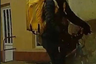 Potrącił matkę z trzymiesięcznymi bliźniaczkami i uciekł! Policja szuka dostawcy jedzenia