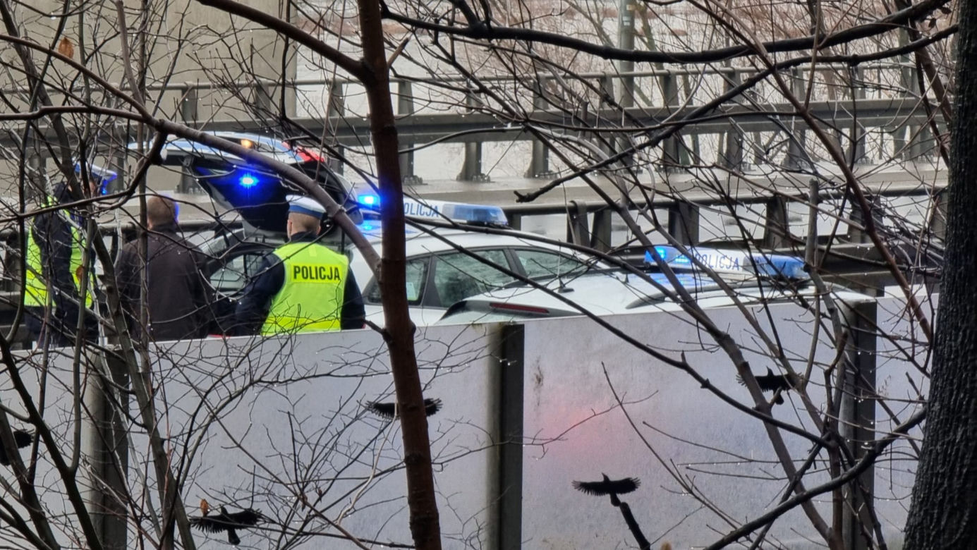 Nissanem huknął w bariery na Wisłostradzie. On był po metaamfetaminie, jego pasażera poszukiwała policja